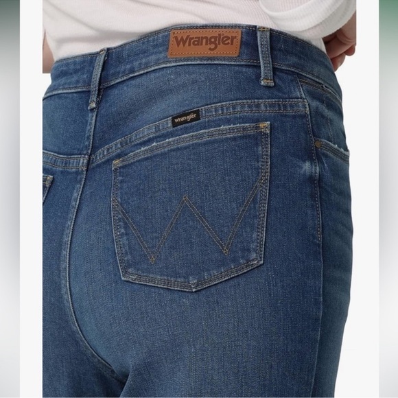 Wrangler Women's High Rise Loose Straight Crop Casual Jeans NWT Size 10/30 - Picture 4 of 10